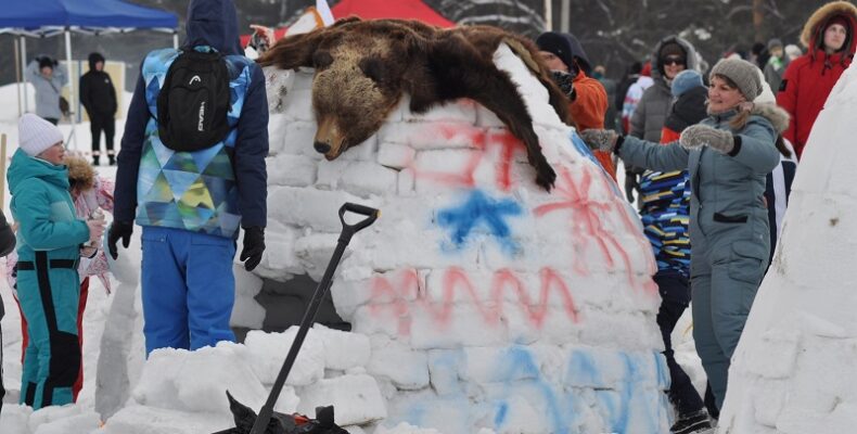 Жилища эскимосов с помощью пил и лопат строили на берегу Бердского залива
