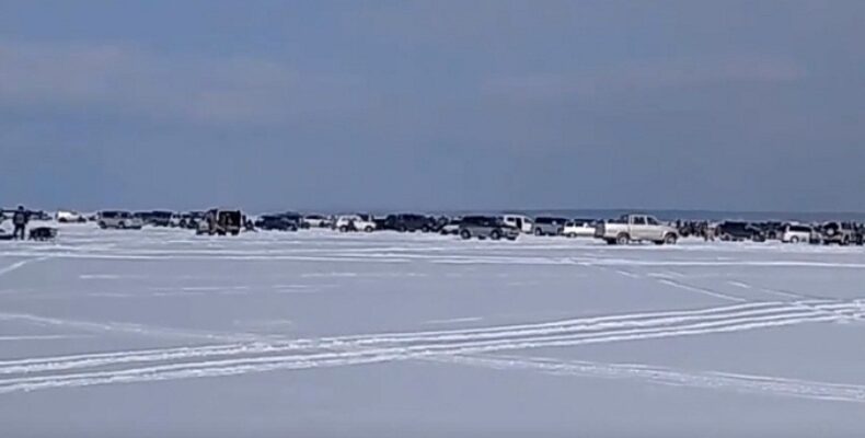 Рыбаки игнорируют запрет выезда на лёд Обского моря недалеко от Бердска