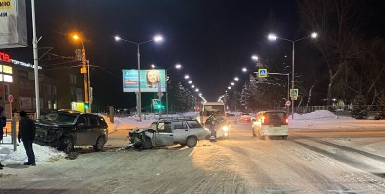 Водитель «четвёрки» пострадал в столкновении с иномаркой на перекрёстке в Бердске