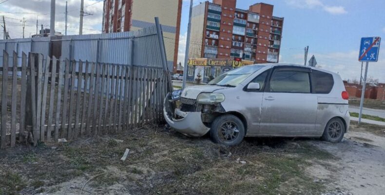 Женщина на «Toyota Porte» въехала в забор на улице Черёмушной в Бердске