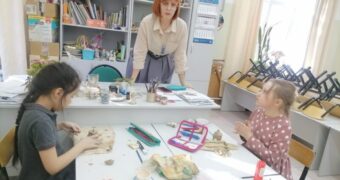«Как слепить счастье своими руками»: секрет знает преподаватель художественной школы «Весна» в Бердске