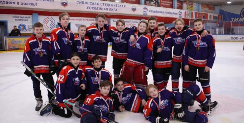 Серебро и бронзу по хоккею и мини-футболу завоевали спортсмены Бердска