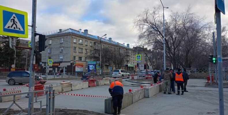Перекрыли движение по улице Ленина в связи с ремонтом обвалившегося коллектора в Бердске
