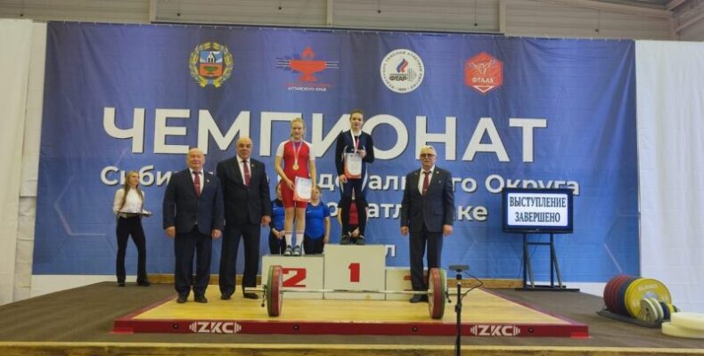 Серебро на Первенстве СФО по тяжелой атлетике завоевала спортсменка из Бердска