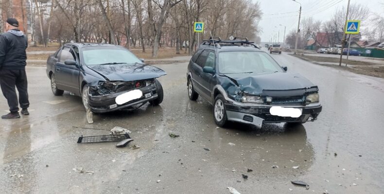 Две иномарки столкнулись на перекрёстке в Бердске