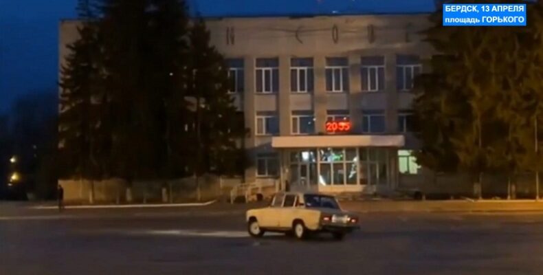 Видео дрифта на фоне здания администрации Бердска опубликовали в соцсетях