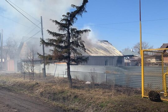 Огонь уничтожил мансарду и кухню частного дома в Бердске