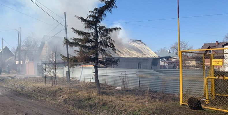 Огонь уничтожил мансарду и кухню частного дома в Бердске