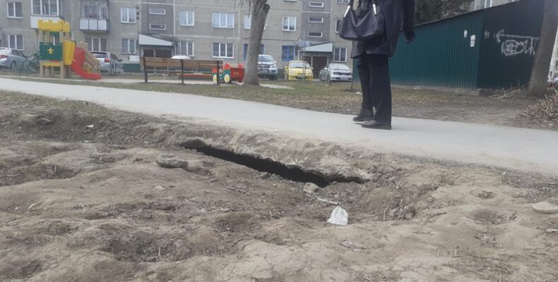 В любой момент может обвалиться тротуар в центре Бердска