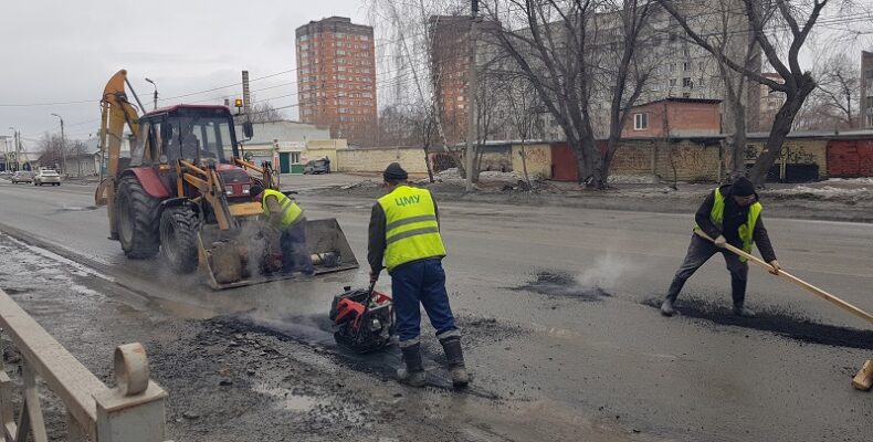Работники ЦМУ «закатали» ямы на четырёх участках дорог Бердска