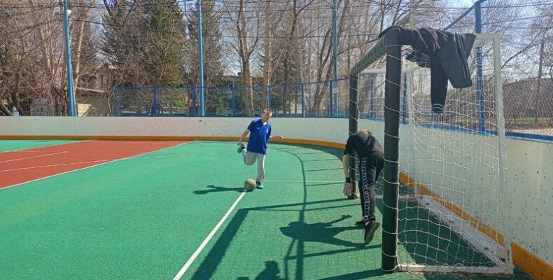 Новые футбольные ворота установили на хоккейной коробке в Бердске