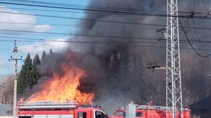 Сгорел бревенчатый дом на улице Зональная в Бердске